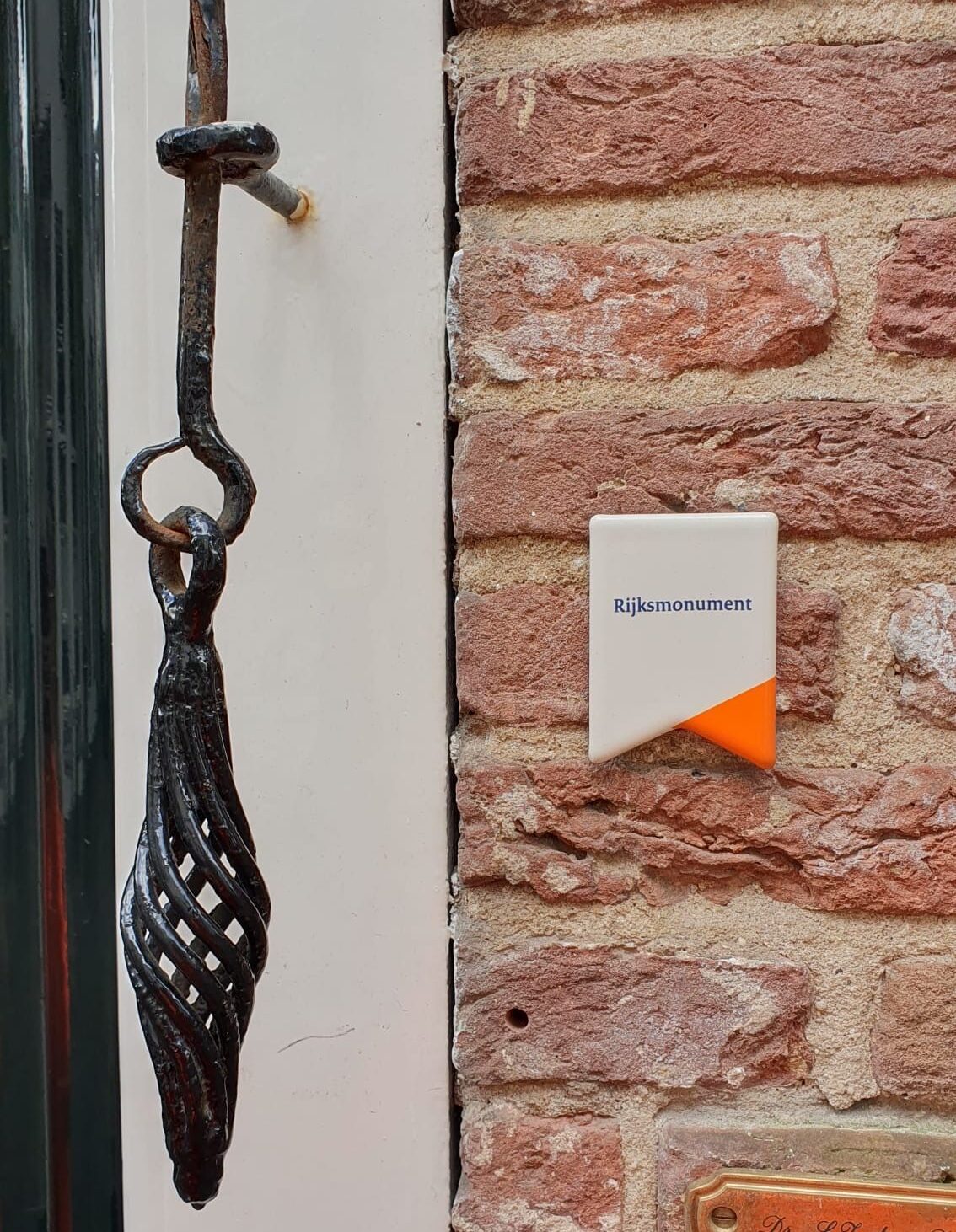 Officieel Rijksmonumentenschildje aan een gevel